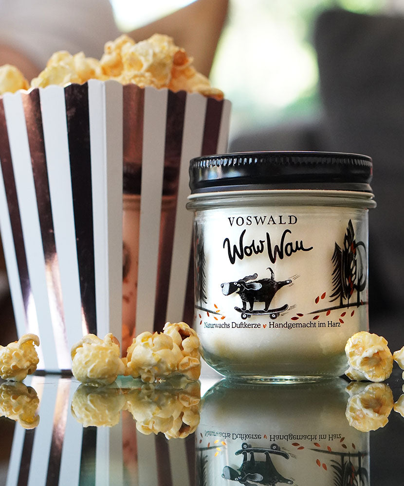 Wow Wau Duftkerze neben einer Popcorn-Tüte